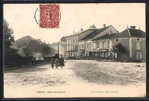AK Voisey, Place du Centre avec des enfants et bâtiments historiques