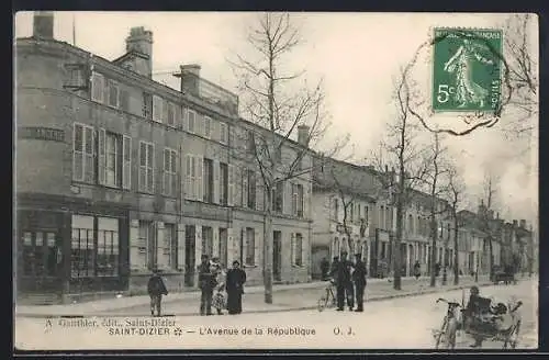 AK Saint-Dizier, L`Avenue de la République avec passants et vélos en hiver