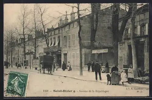 AK Saint-Dizier, Avenue de la République avec passants et calèche