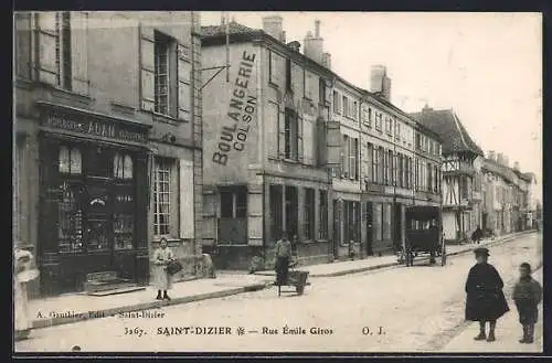 AK Saint-Dizier, Rue Émile Giros avec ses boutiques et passants