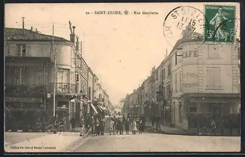 AK Saint-Dizier, Rue Gambetta animée avec passants et bâtiments historiques