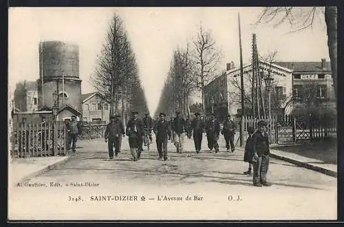 AK Saint-Dizier, L`Avenue de Bar avec des ouvriers se promenant