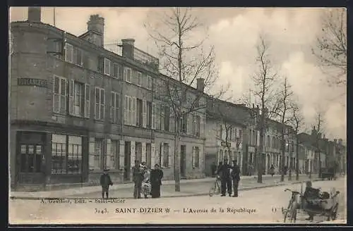 AK Saint-Dizier, L`Avenue de la République avec passants et bicyclette