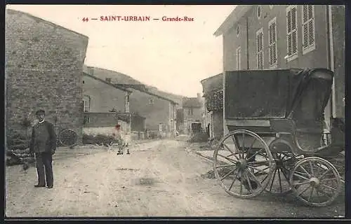AK Saint-Urbain, Grande-Rue avec charrette et passant en tenue d`époque