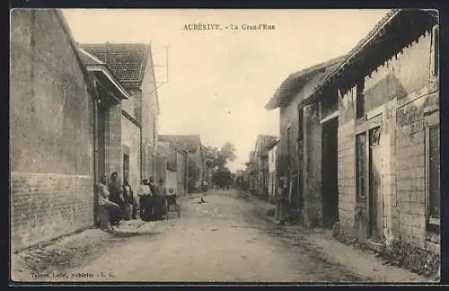 AK Auberive, La Grand`Rue avec habitants assis devant les maisons