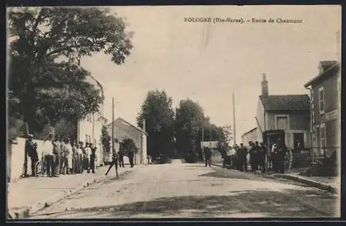 AK Bologne /Hte-Marne, Route de Chaumont avec passants et bâtiments adjacents