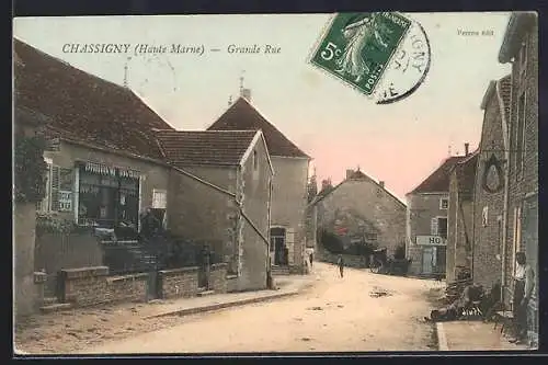 AK Chassigny /Haute-Marne, Grande Rue avec bâtiments et enseignes commerciales