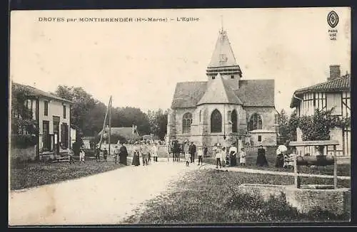 AK Droyes /Hte-Marne, L`Église et habitants devant l`entrée