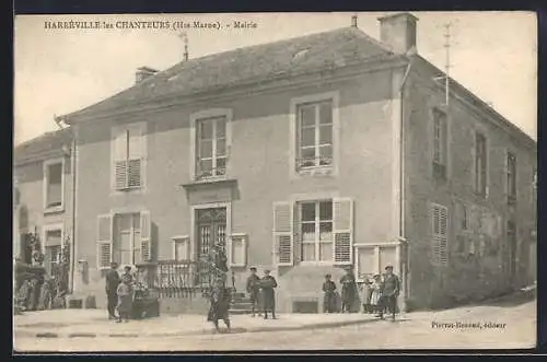 AK Harréville-les-Chanteurs /Hte-Marne, Mairie avec habitants devant le bâtiment