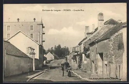 AK Humes, Grande-Rue avec bâtiments et passants