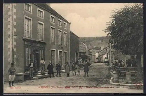 AK Latrecey /Hte-Marne, Hôtel du Commerce avec villageois et chevaux devant l`hôtel