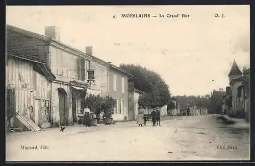 AK Moëslains, La Grand` Rue avec passants et maisons anciennes