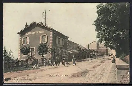 AK Montigny-le-Roi, Hôtel des Postes et télégraphe avec passants sur la route