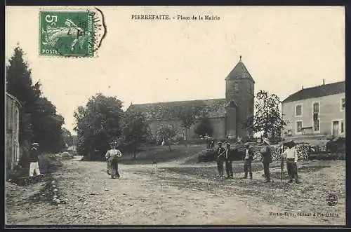 AK Pierrefaite, Place de la Mairie avec église et villageois
