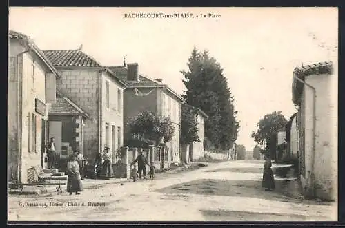 AK Rachecourt-sur-Blaise, La Place avec des habitants et maisons alignées le long de la rue principale