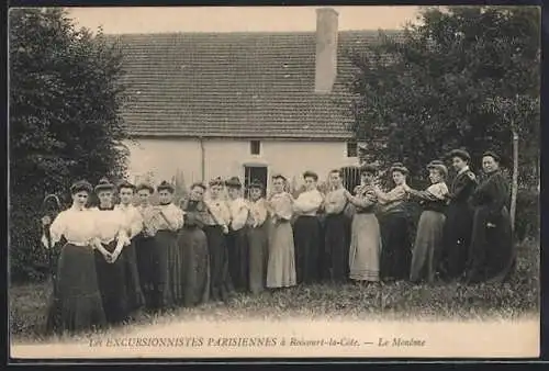 AK Roocourt-la-Côte, Les excursionnistes parisiennes devant une maison rurale