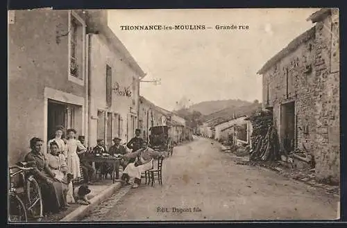 AK Thonnance-les-Moulins, Grande rue animée avec habitants et maisons rurales