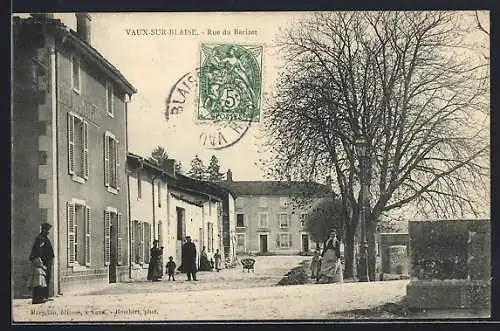 AK Vaux-sur-Blaise, Rue du Barizet avec passants et arbres en hiver