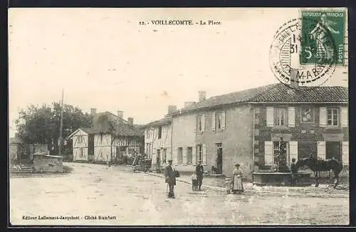 AK Voillecomte, La Place avec bâtiments et habitants dans la rue