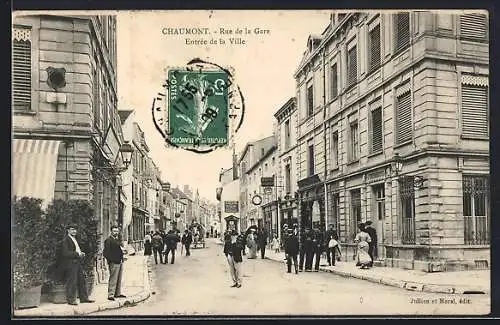 AK Chaumont, Rue de la Gare, Entrée de la Ville avec passants et bâtiments historiques