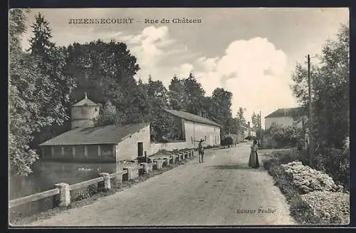 AK Juzennecourt, Rue du Château avec bâtiments et personnages sur la route