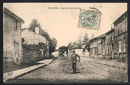 AK Éclaron, Rue des Ducs-de-Guise avec un homme et son vélo