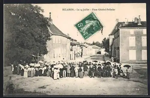 AK Eclaron, Le 14 Juillet, Place Général-Pelletier, foule célébrant la fête nationale