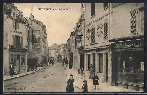 AK Chaumont, La Rue de la Gare animée avec boutiques et passants