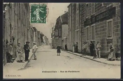 AK Châteauvillain, Rue de Penthièvre avec passants et bâtiments historiques