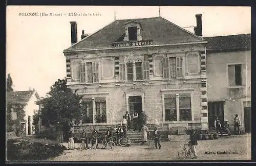 AK Bologne /Hte-Marne, L`Hôtel de la Gare avec des personnes et des vélos devant le bâtiment