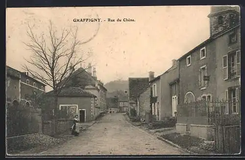 AK Graffigny, Rue du Chêne avec bâtiments historiques et passante