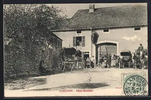AK Aujeurres, Hôtel Maigrot avec calèches et passants devant l`entrée