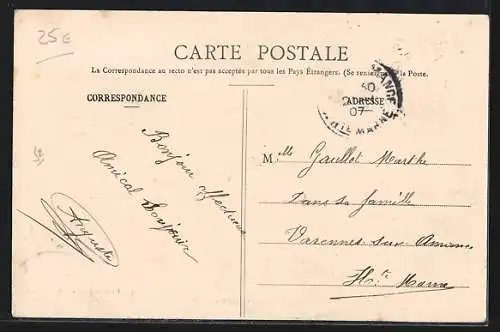 AK Aujeurres, Hôtel Maigrot avec calèches et passants devant l`entrée