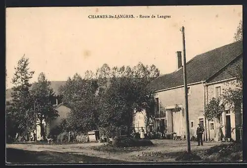 AK Charmes-lès-Langres, Route de Langres avec maisons et arbres en bordure de route