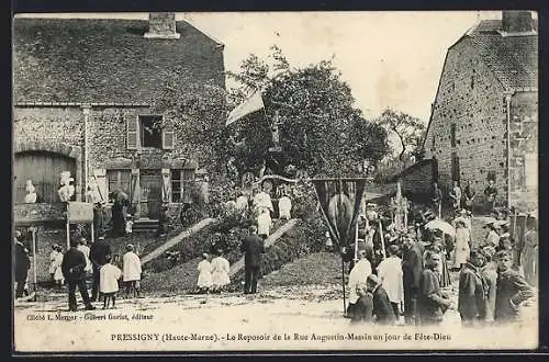 AK Pressigny /Haute-Marne, Le Reposoir de la Rue Augustin-Massin un jour de Fête-Dieu
