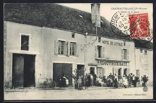 AK Chateauvillain /H.-Marne, Hôtel de la Gare avec groupe de personnes devant l`entrée