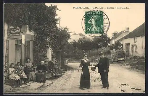 AK Pierrefaite /Hte-Marne, Bureau Téléphonique et villageois dans la rue principale