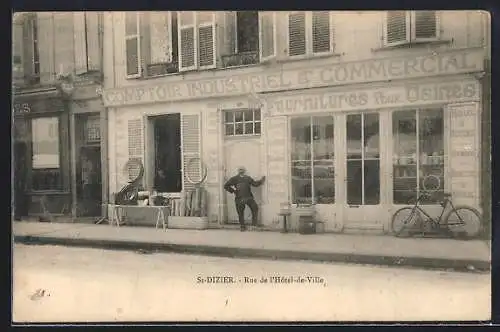 AK St-Dizier, Rue de l`Hôtel-de-Ville avec comptoir industriel et bicyclette devant le magasin