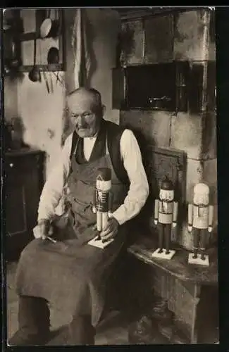 AK Wilhelm Füchtner 1844-1923, alter seiffener Nussknackerhersteller, Nussknacker stehen neben ihm