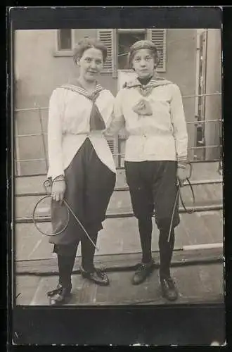 Foto-AK Zwei Frauen in Matrosenhemden, Sport