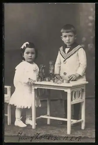 Foto-AK Kinderpaar spielt mit Würfeln, Spielzeug