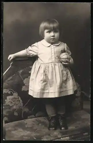 Foto-AK Kleines Kind im Kleid mit Ball, Spielzeug