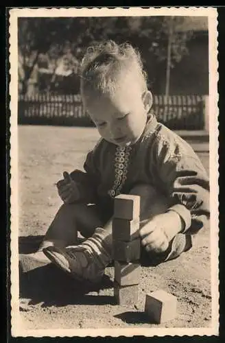 Foto-AK Kleiner Junge spielt mit Würfeln, Spielzeug