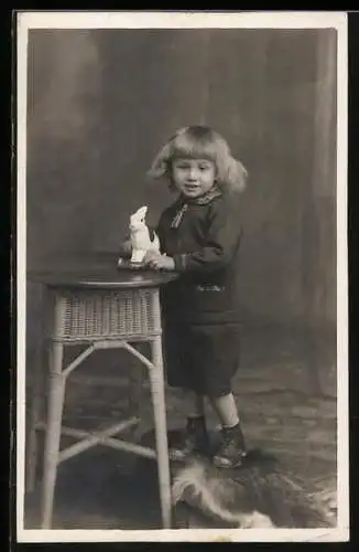 Foto-AK Kleiner Junge mit einem Spielzeughasen