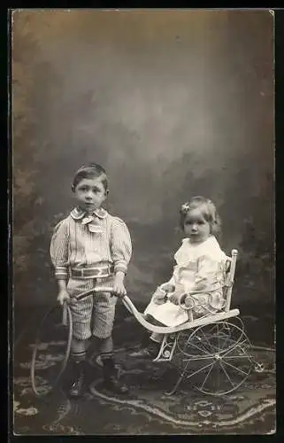 AK Kinderpaar mit einem Wagen, Spielzeug