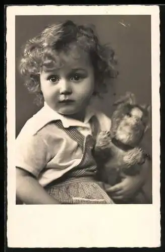 Foto-AK Kleines Kind mit Plüschtier im Arm, Spielzeug
