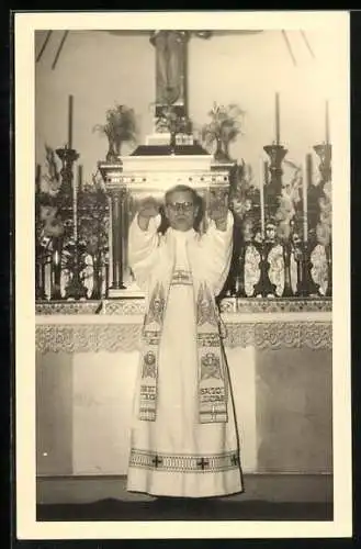 AK Geistlicher im Gewand mit Brille, Religion