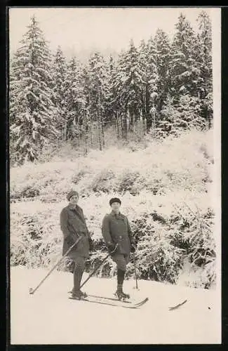 Foto-AK Kauel, Zwei Skifahrerinnen im Schnee