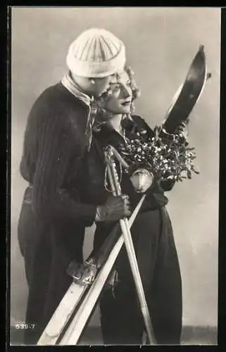 AK Junges Paar mit Skiern und Mistelzweigen