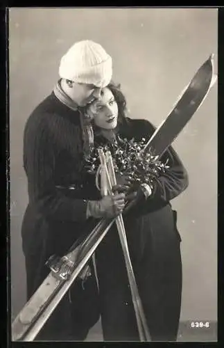 AK Junges Paar mit Skiern und Mistelzweigen